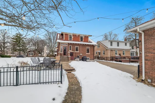 $700,000 | 17 South Maple Street, Mount Prospect, IL 60056