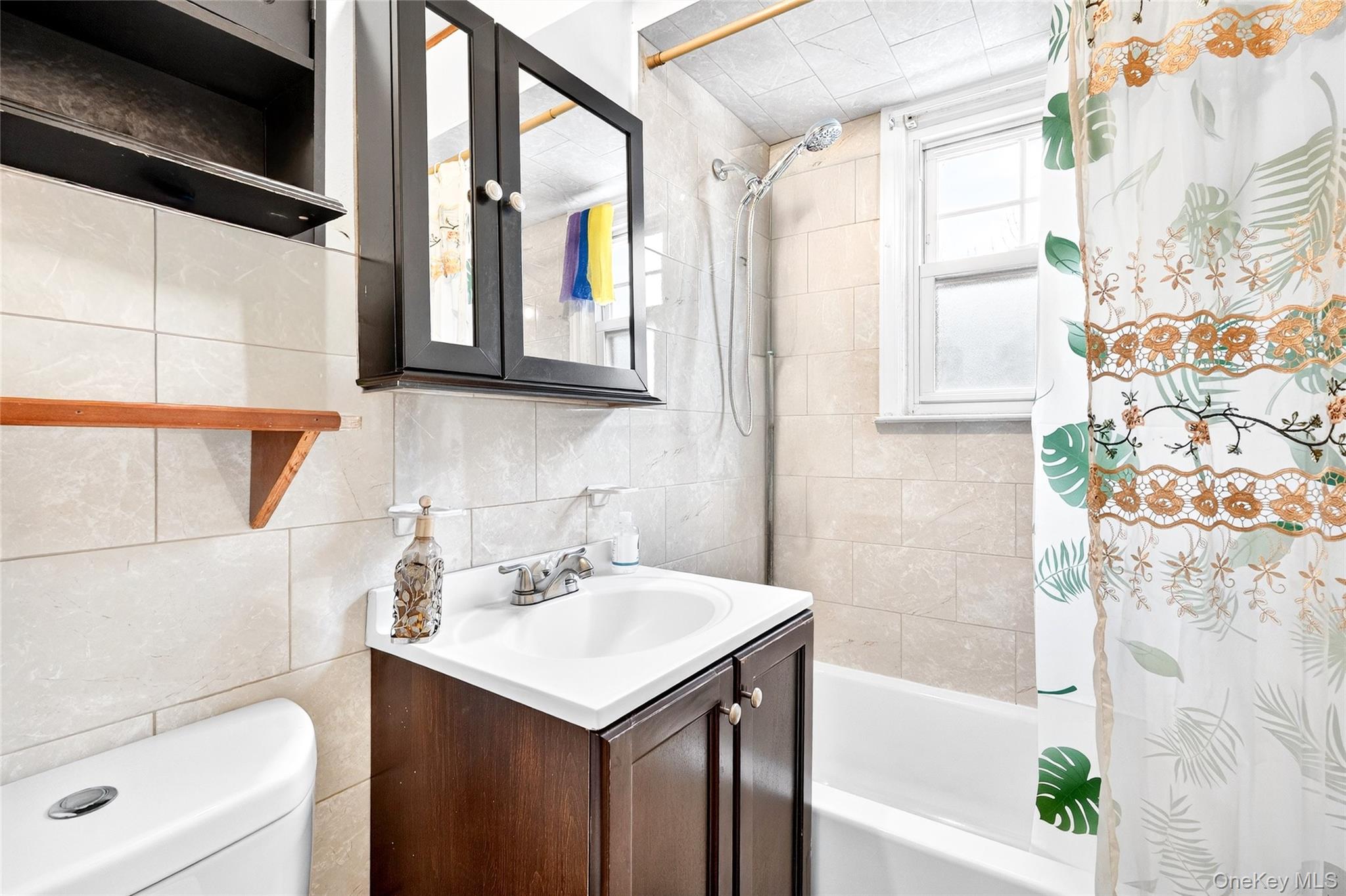 3062 Harding Avenue Bronx, NY 10465 - Photo 26 of 34 a bathroom with a sink a toilet and a bathtub