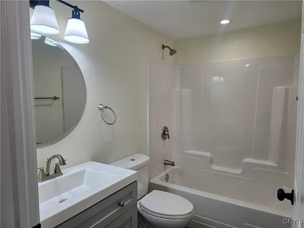 $2,000 | 2287 Lake Road, Unit 2, Canastota, NY 13032