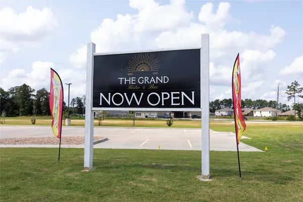 a sign that is sitting on the side of a road