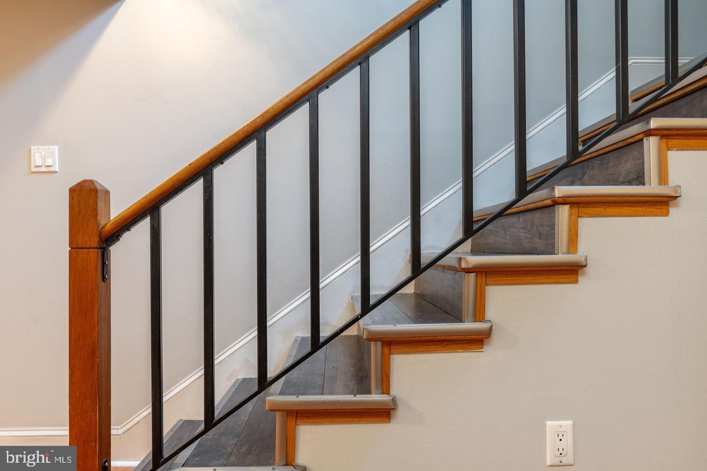 101 Arch Street, Unit 1J Philadelphia, PA 19106 - Photo 19 of 29 a view of entryway