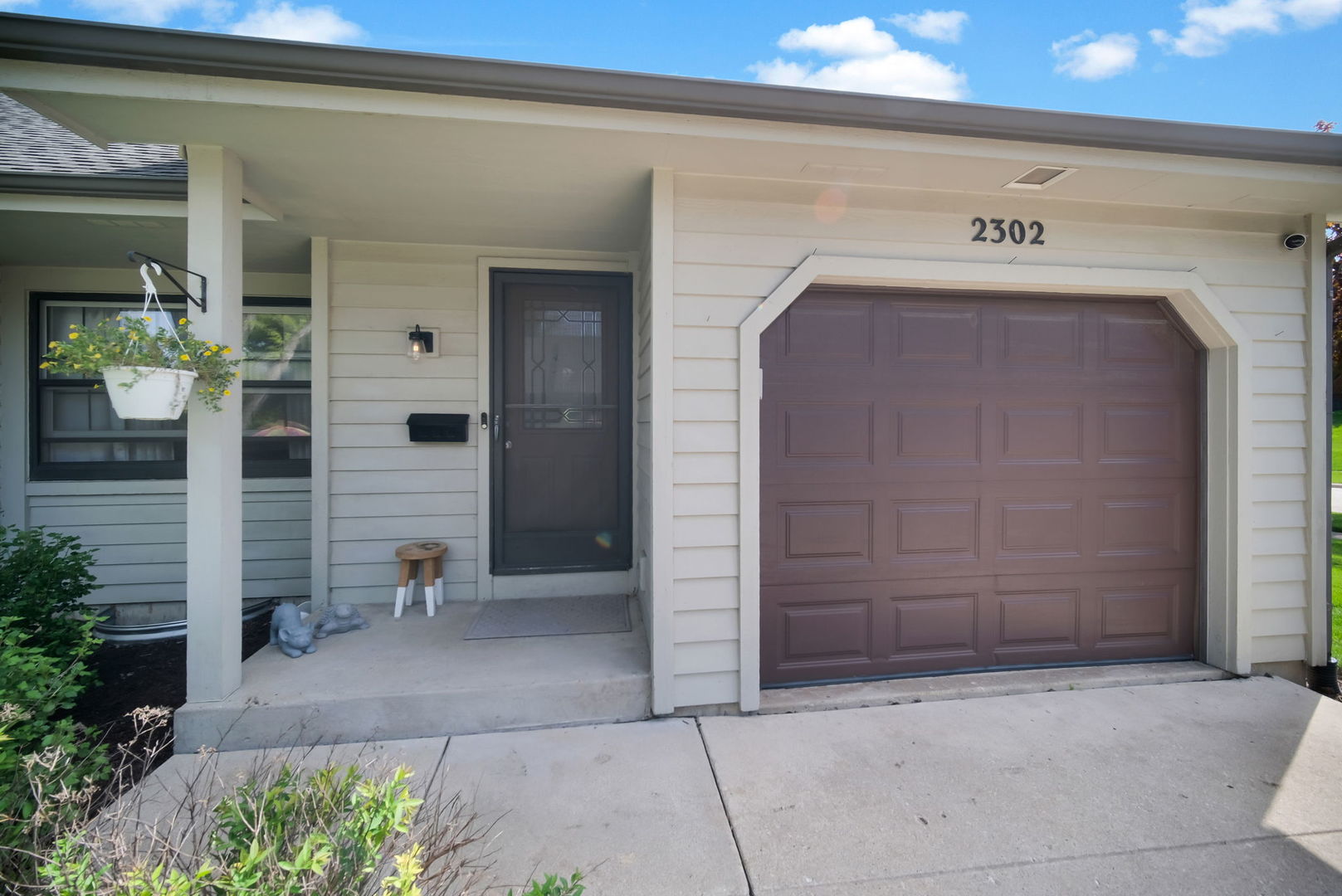 2302 Robin Lane Elgin, IL 60123 - Photo 3 of 30