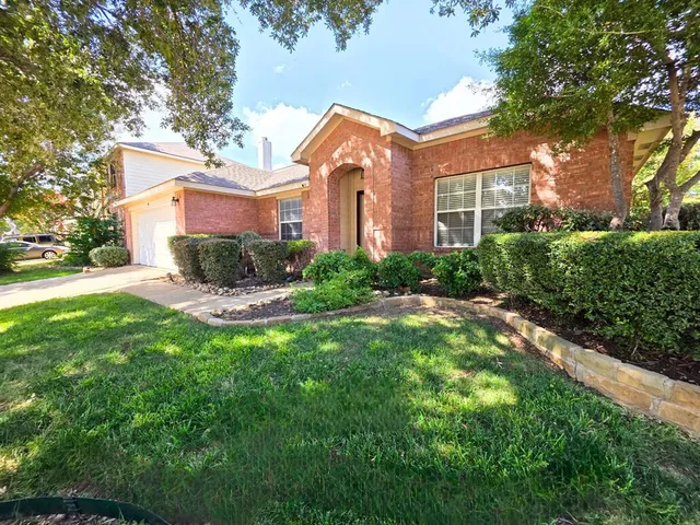 $314,900 | 304 East Clover Park Drive, Fort Worth, TX 76140