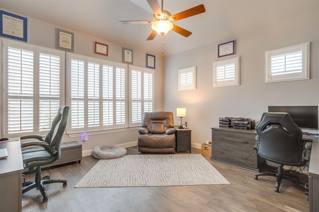 11829 Kynborrow Road Fort Worth, TX 76052 - Photo 19 of 39 a living room with furniture and a window
