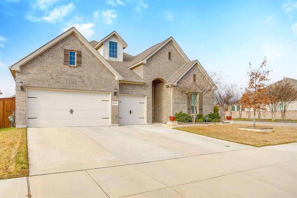 11829 Kynborrow Road Fort Worth, TX 76052 - Photo 2 of 39 a front view of a house with a yard