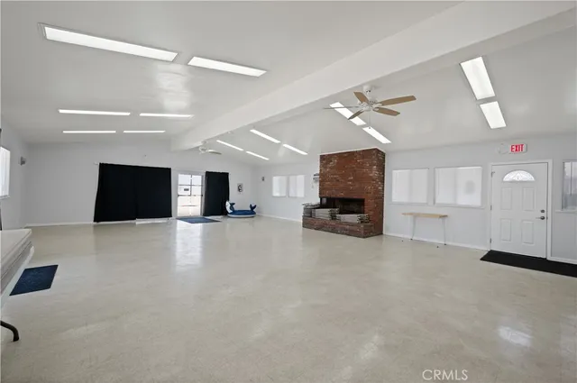 a view of a livingroom with furniture and a ceiling fan