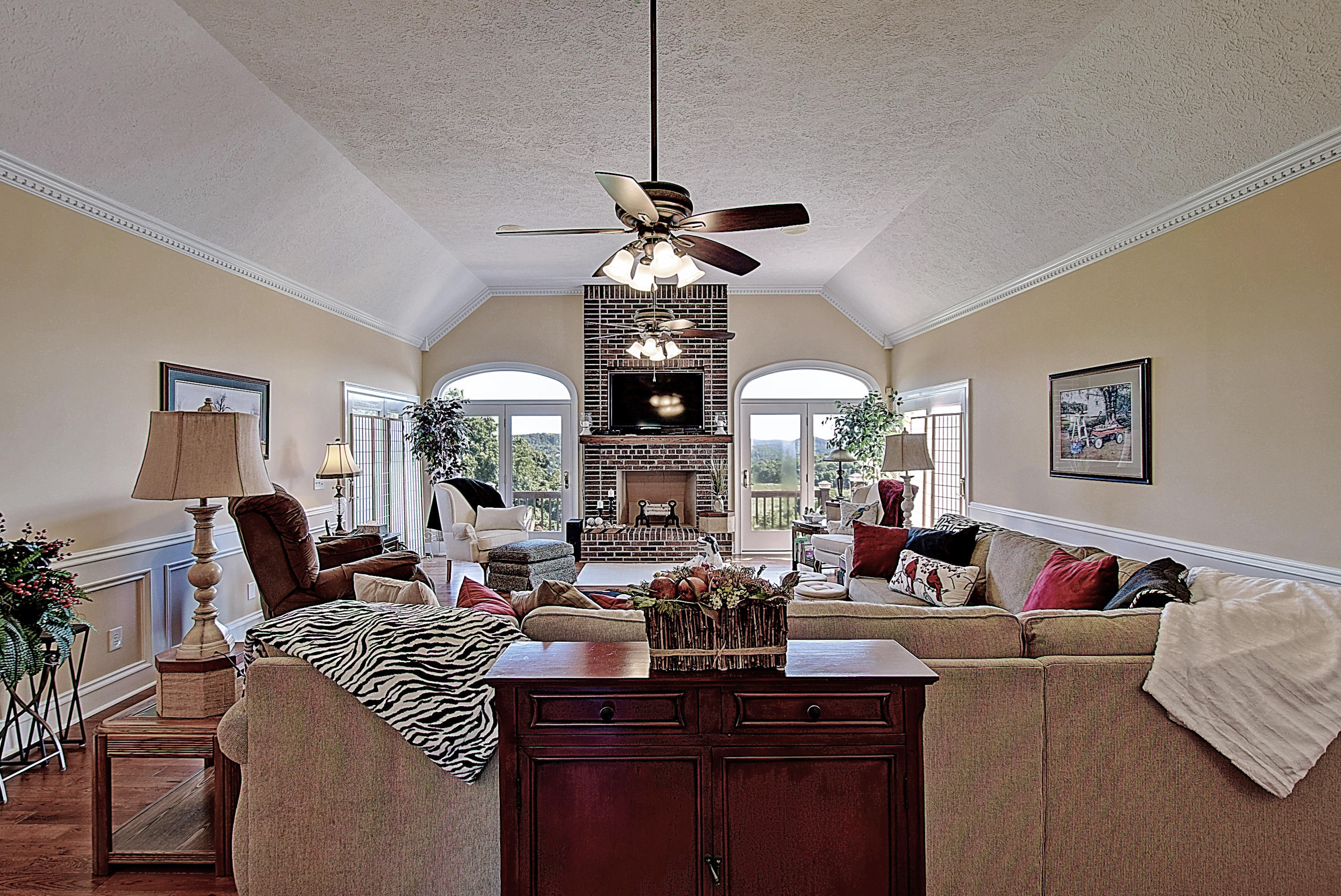 808 Quail Ridge Court Elizabethton, TN 37643 - Photo 5 of 47 Grand Living Room 2