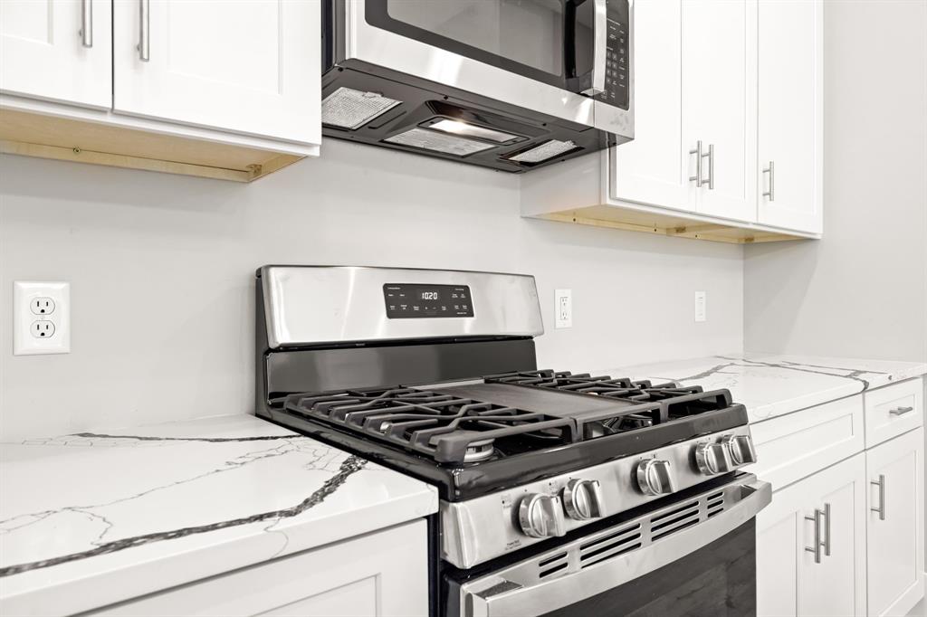 9020 Creek Run Road Fort Worth, TX 76120 - Photo 20 of 37 a stove top oven sitting inside of a kitchen