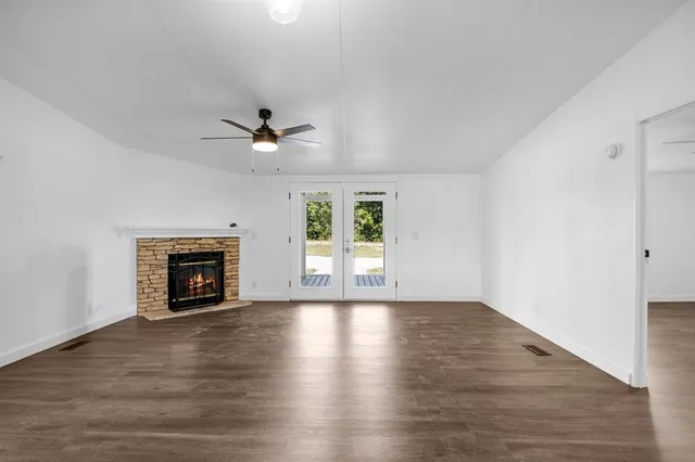 $1,750 | 17982 County Road 4104, Lindale, TX 75771