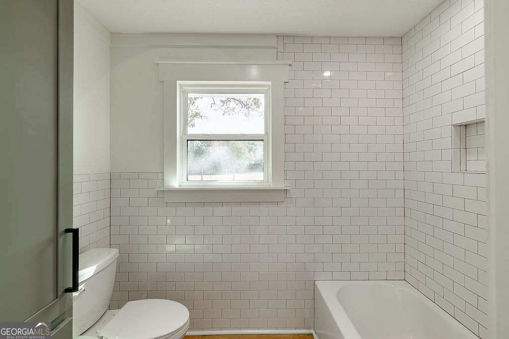 1410 Old Bishop Road Bishop, GA 30621 - Photo 33 of 73 a bathroom with a toilet a sink and bathtub