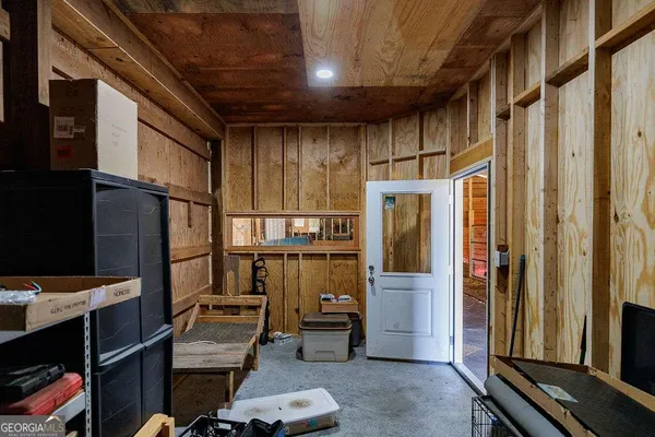 a view of a house with backyard and trees