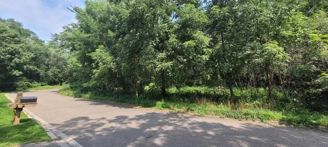 $1,600,000 | 4893 X Woodhurst Lane, Minnetonka, MN 55345