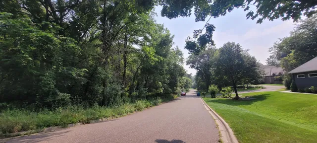 $1,600,000 | 4893 X Woodhurst Lane, Minnetonka, MN 55345