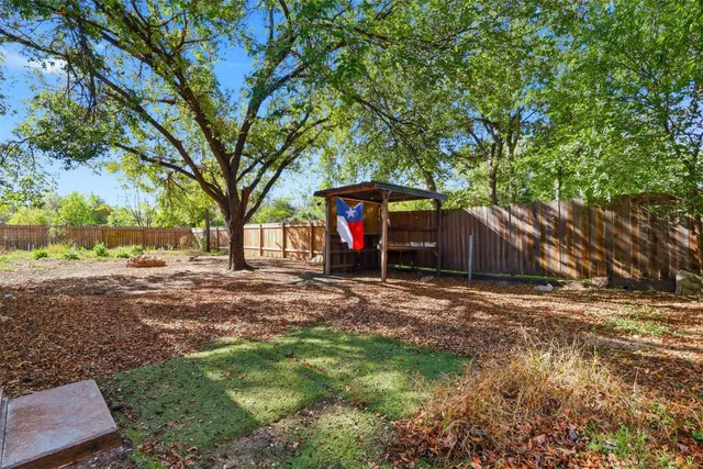 a view of backyard with tree