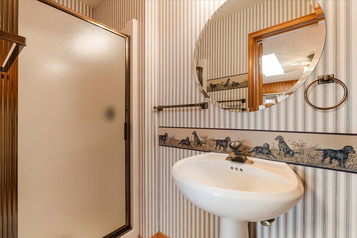 64515 Rock Springs Road Bend, OR 97703 - Photo 24 of 49 Guest Suite/Den Off Kitchen