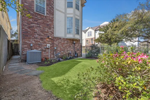 $3,000 | 2626 Commonwealth Street, Houston, TX 77006