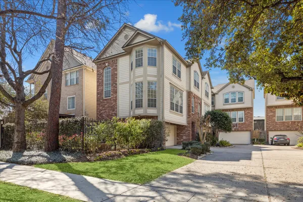 $3,000 | 2626 Commonwealth Street, Houston, TX 77006