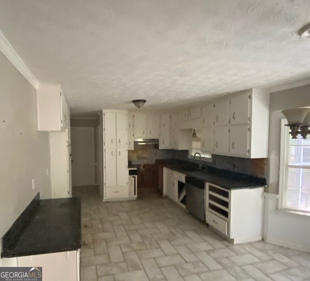 203 Farmbrook Parkway Stockbridge, GA 30281 - Photo 8 of 25 a large kitchen with a stove a refrigerator and a sink