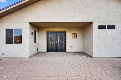 a view of backyard of the house