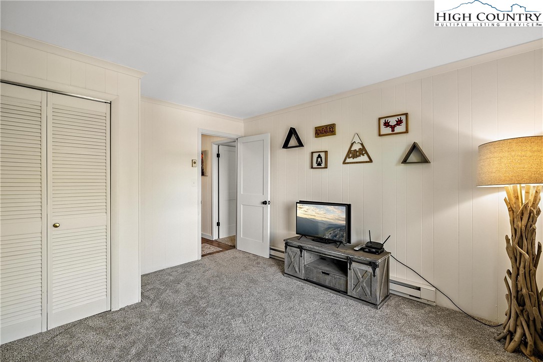101 Mid Holiday Lane, Unit E217 Beech Mountain, NC 28604 - Photo 25 of 43 a living room with couch and a window