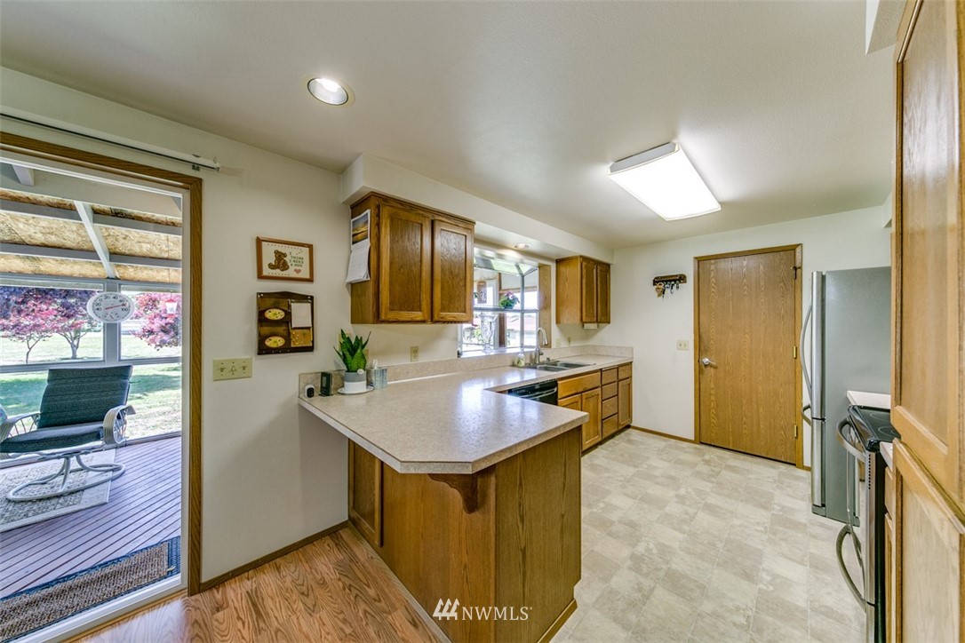 422 Hulse Road Port Angeles, WA 98362 - Photo 12 of 40 a kitchen with granite countertop a sink stove and refrigerator
