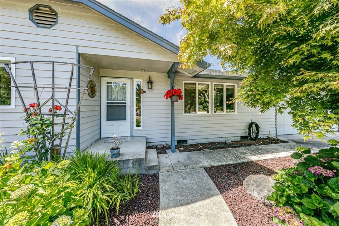 422 Hulse Road Port Angeles, WA 98362 - Photo 4 of 40 a front view of a house with garden