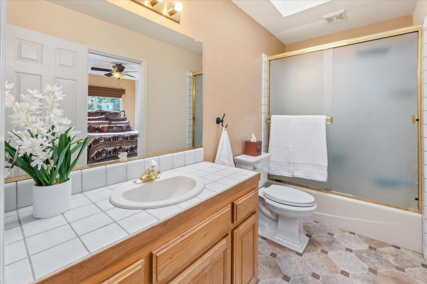 4480 Foster Court Murphys, CA 95247 - Photo 21 of 57 Guest bathroom.