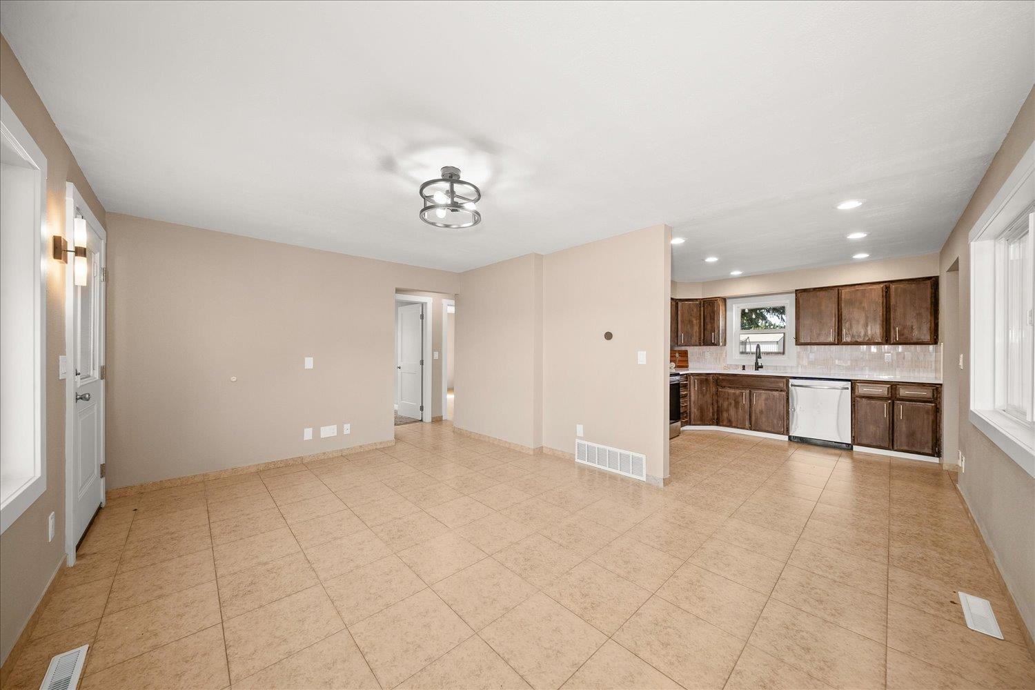 8209 East Indiana Avenue Spokane Valley, WA 99212 - Photo 11 of 48