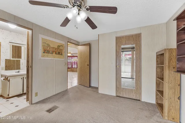 a view of entryway with interior