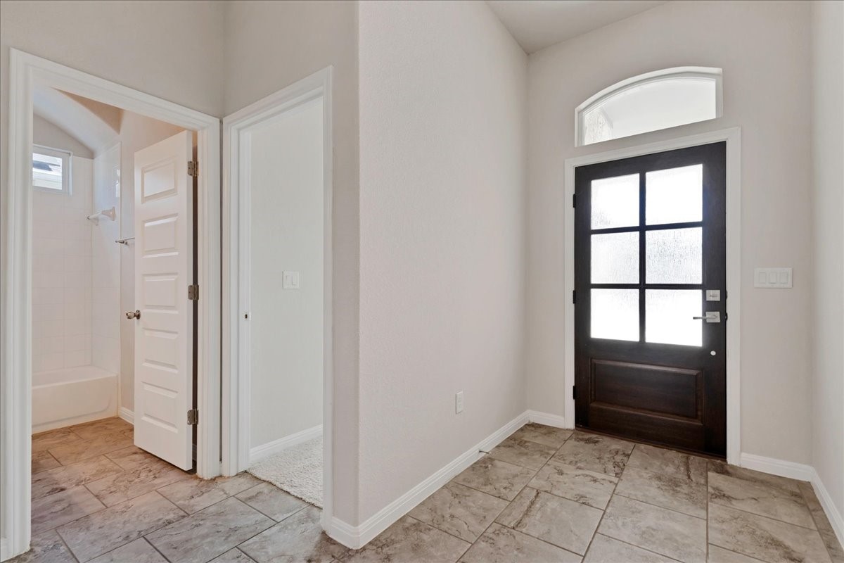 419 Gettysburg Loop Elgin, TX 78621 - Photo 4 of 35