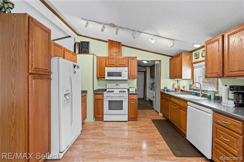 11061 Main Road Fenton, MI 48430 - Photo 3 of 27