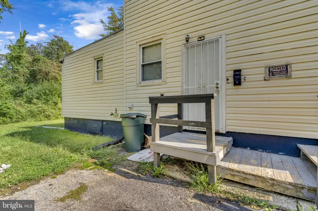 a view of a small house with backyard