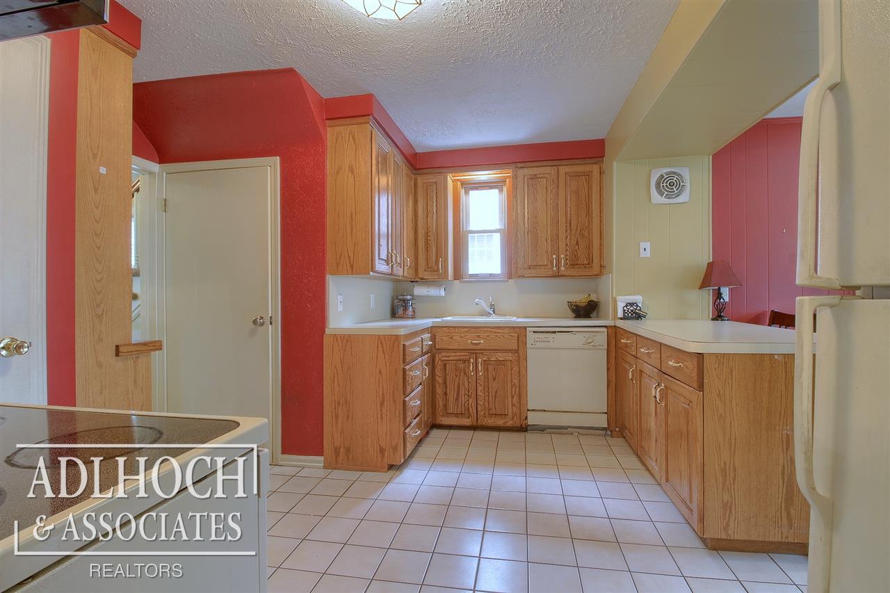1608 Hampton Road Grosse Pointe Woods, MI 48236 - Photo 3 of 30