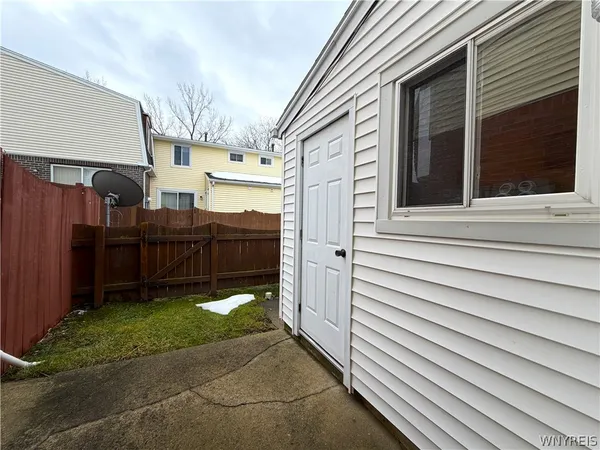 $157,900 | 72 Parkview Court, Lancaster, NY 14086