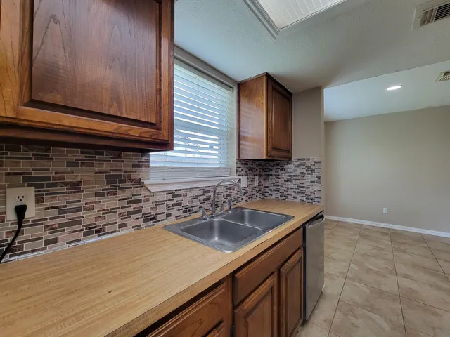 $2,100 | 10010 Sagecanyon Drive, Houston, TX 77089