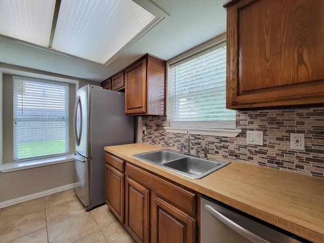 $2,100 | 10010 Sagecanyon Drive, Houston, TX 77089