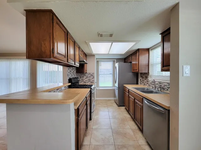 $2,100 | 10010 Sagecanyon Drive, Houston, TX 77089