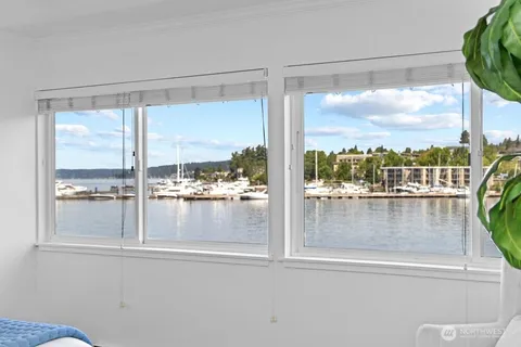$1,000,000 | 515 Lake Street South, Unit 205, Kirkland, WA 98033