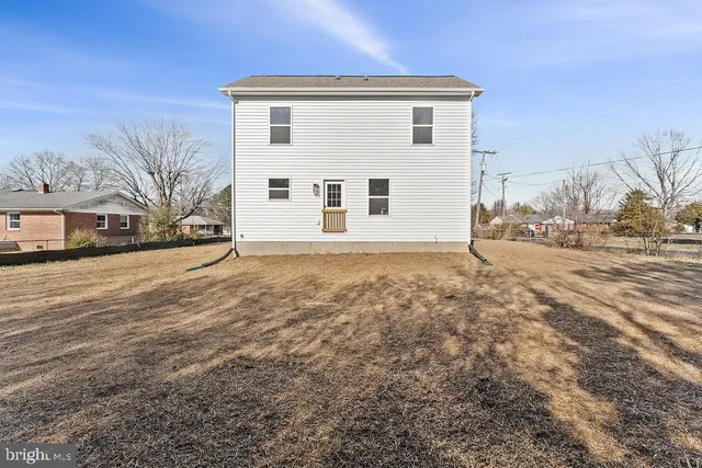 a view of back yard of the house