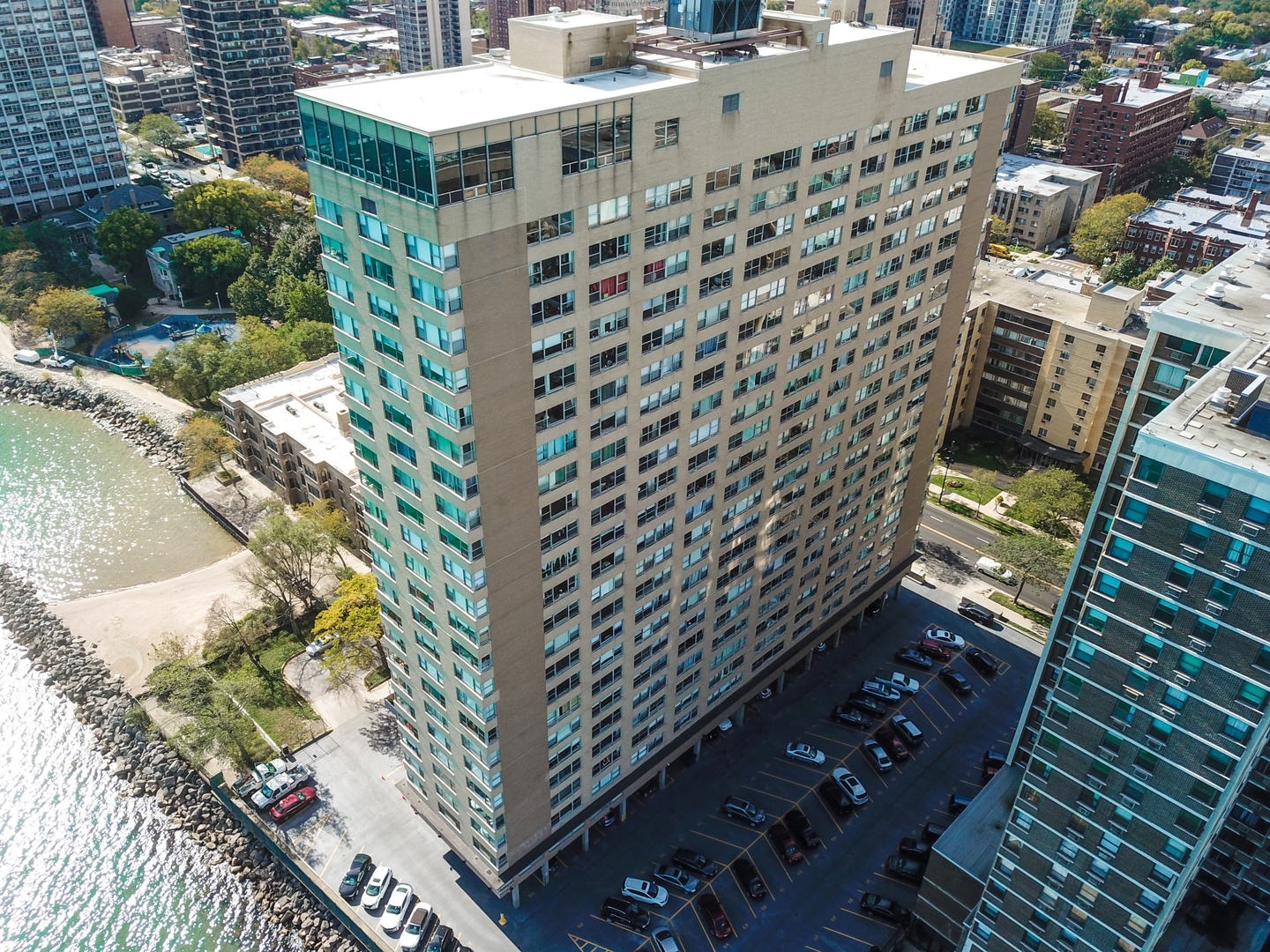 6301 North Sheridan Road, Unit 24E Chicago, IL 60660 - Photo 56 of 57 a view of a balcony with a plants