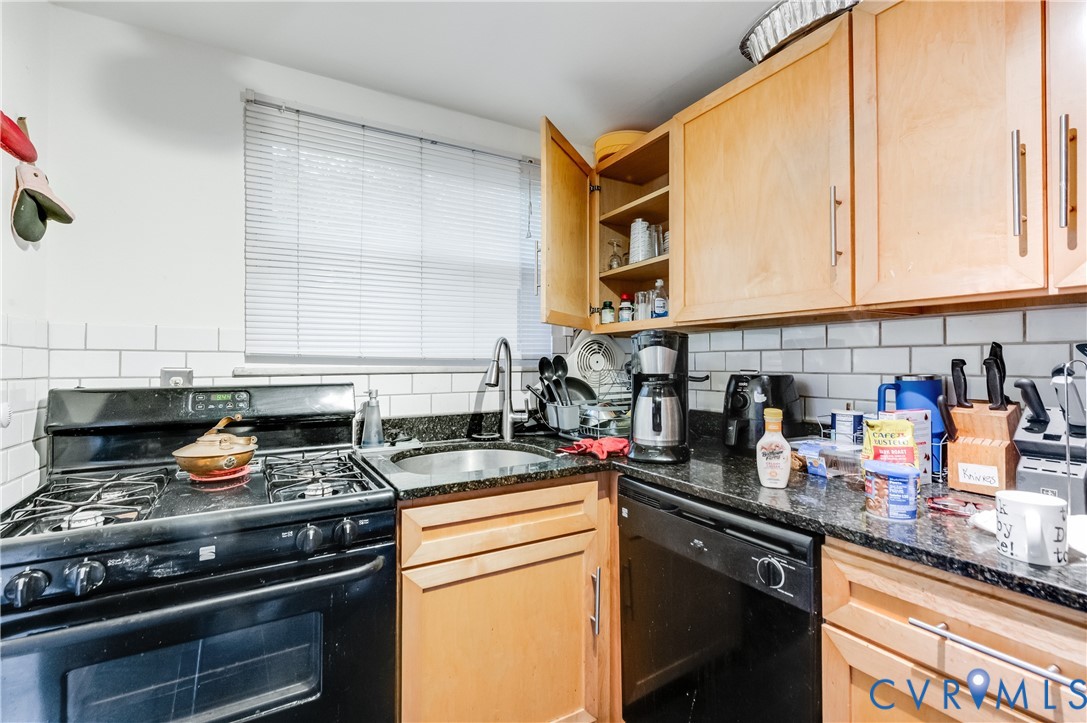 3109 North Parham Road, Unit 9 Henrico, VA 23294 - Photo 13 of 19 Kitchen featuring black appliances, light brown ca