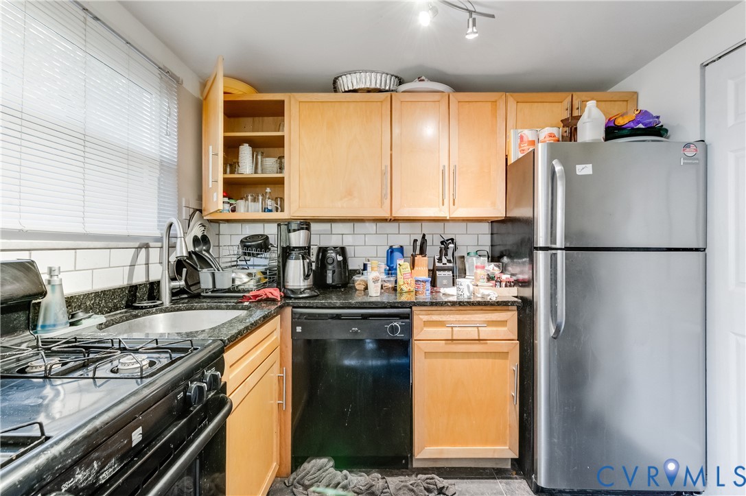 3109 North Parham Road, Unit 9 Henrico, VA 23294 - Photo 10 of 19 Kitchen featuring black appliances, tasteful backs