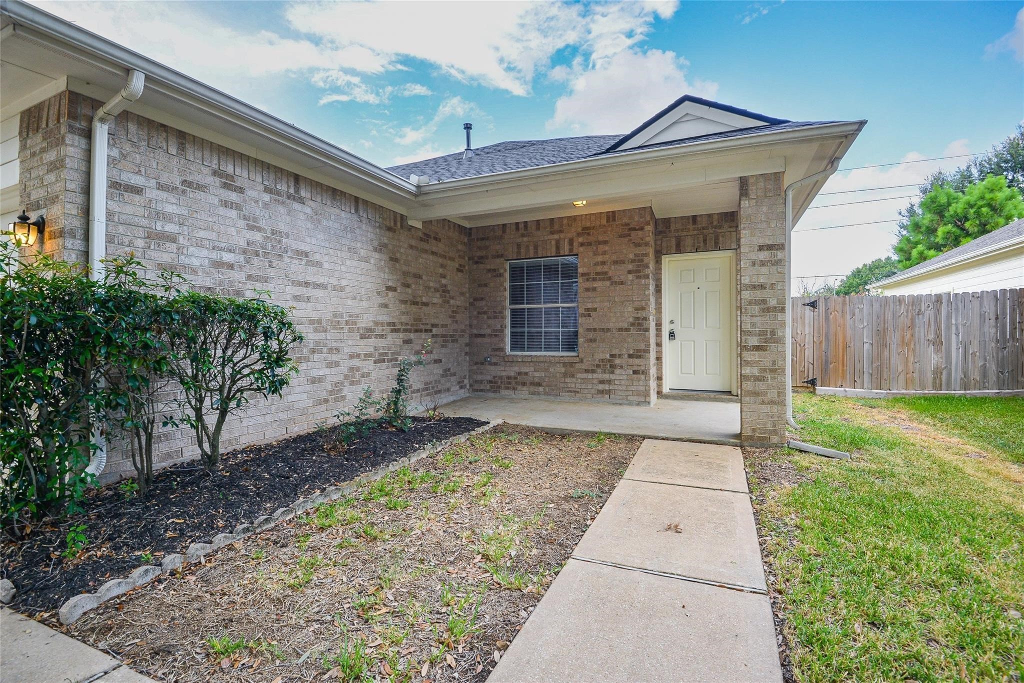 6627 Stonecross Creek Lane Katy, TX 77449 - Photo 3 of 30 a front view of a house with garden