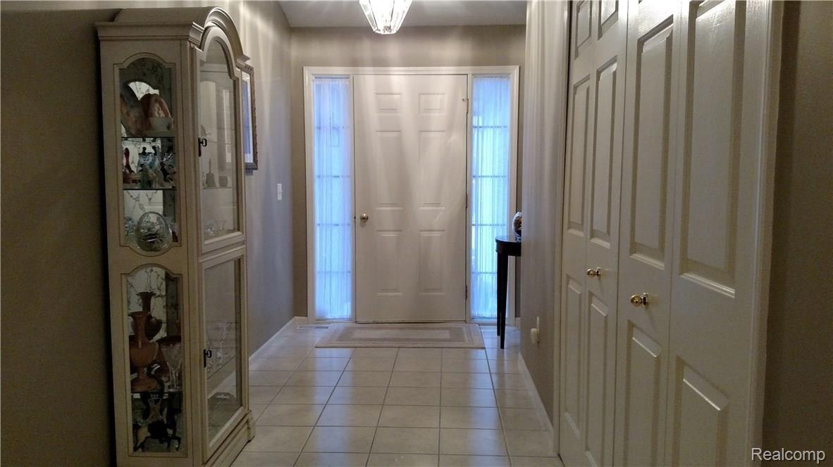 2041 Roundtree Rochester, MI 48307 - Photo 16 of 37 IMG_20170617_205000241.jpg