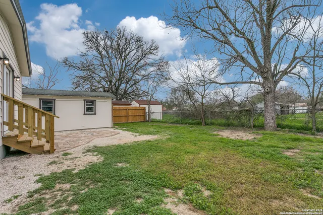 a view of a yard with a house