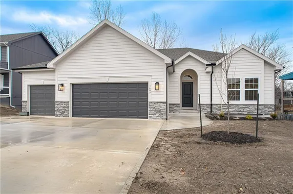 $499,900 | 623 East 13th Street, Kearney, MO 64060