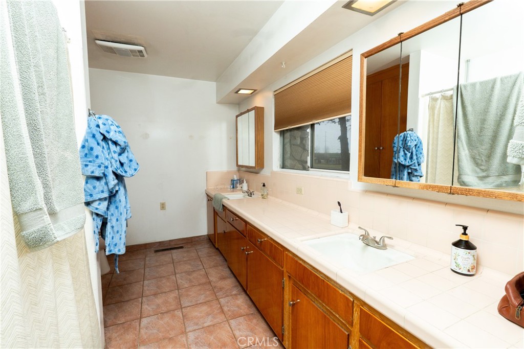 25565 Road 13 Chowchilla, CA 93610 - Photo 31 of 64 a bathroom with a tub sink and mirror