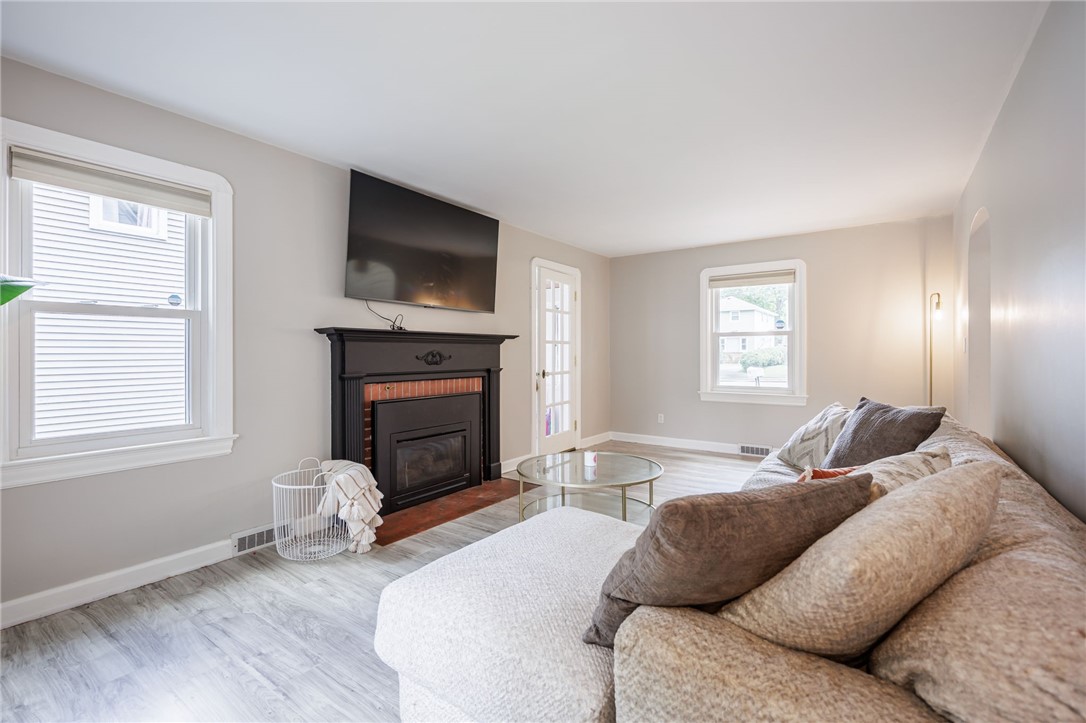 141 Cooper Road Irondequoit, NY 14617 - Photo 5 of 33