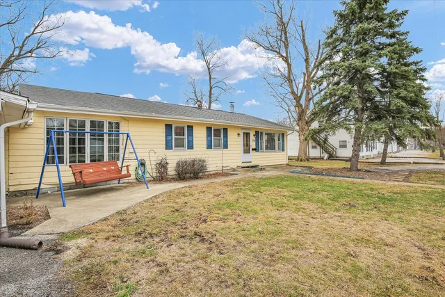 a view of a house with a yard