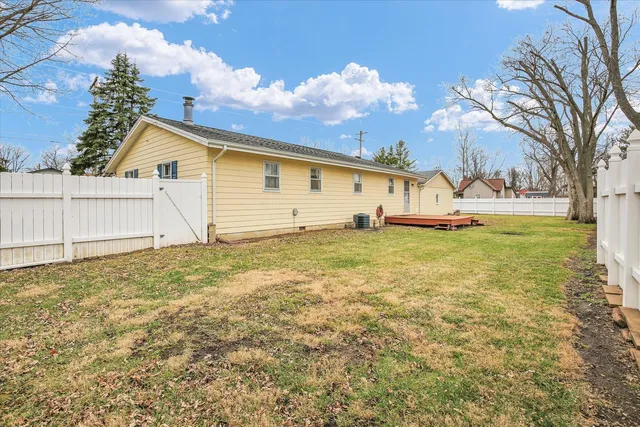 a view of an house with backyard and tree